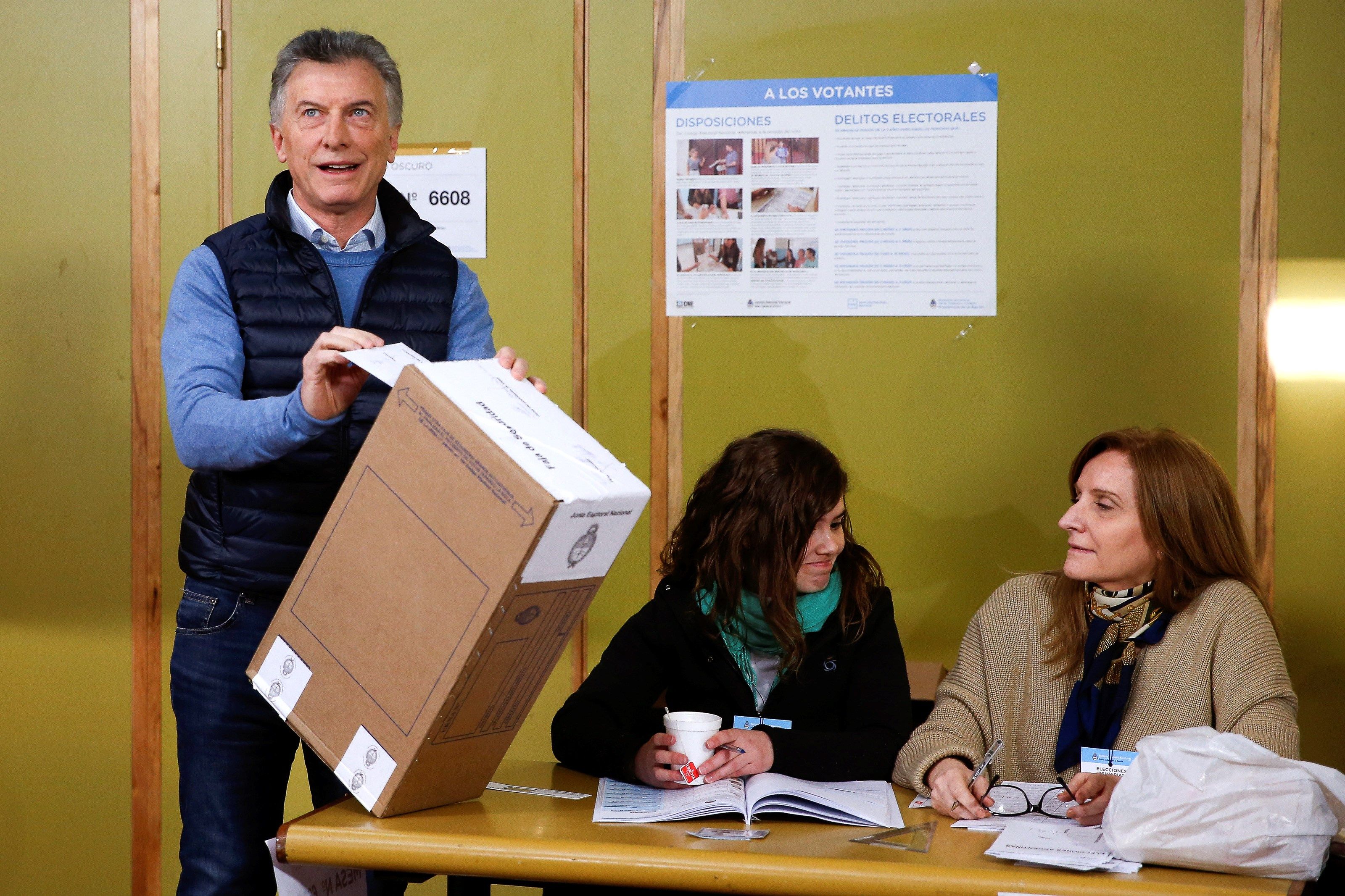 El presidente de Argentina, Mauricio Macri, vota en uno de los centros de votación  en Buenos Aires, Argentina. (Foto Prensa Libre: EFE)
