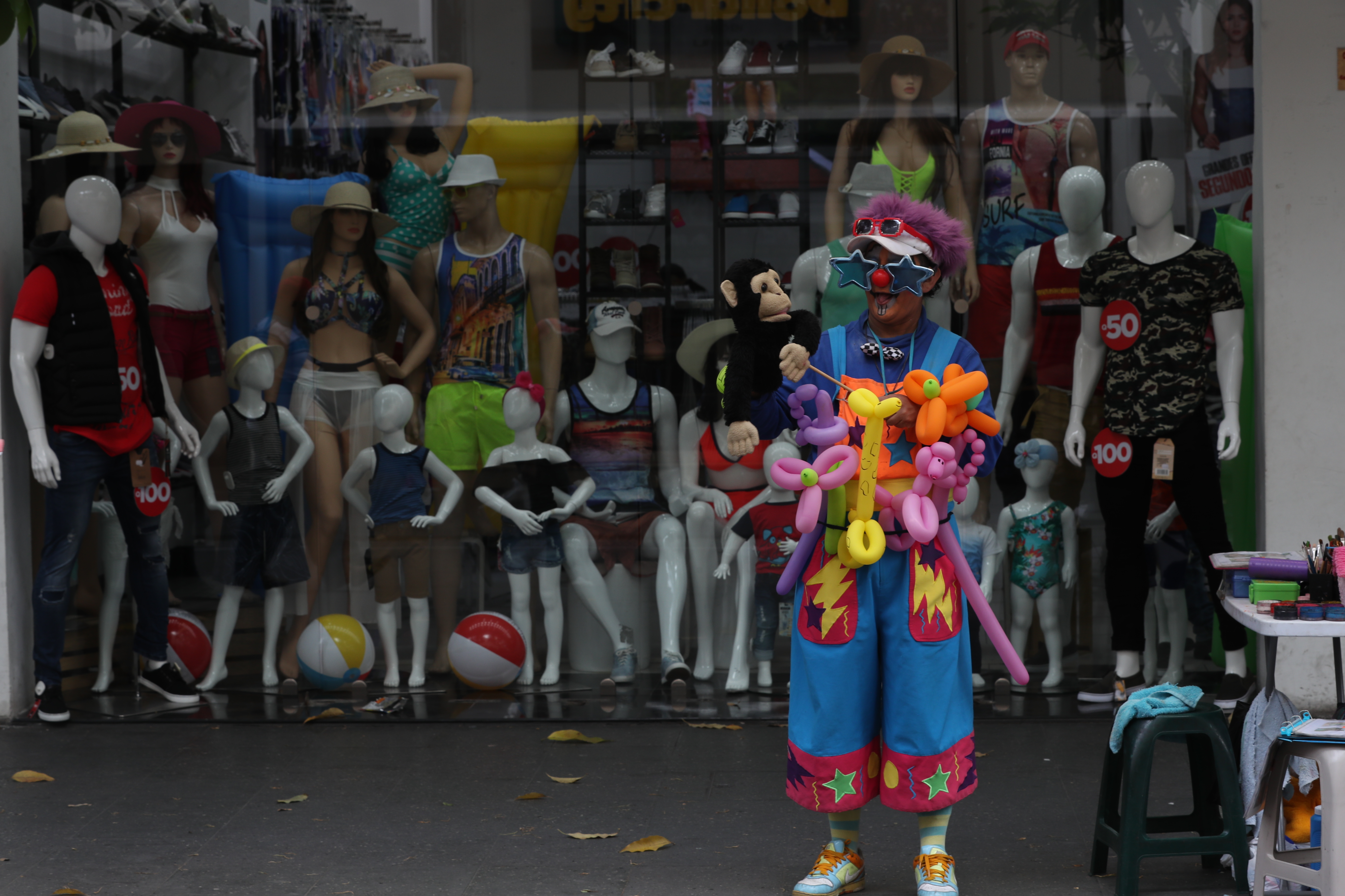 El payaso pinta caritas es el clásico personaje que se puede ver en El Paseo de la Sexta.