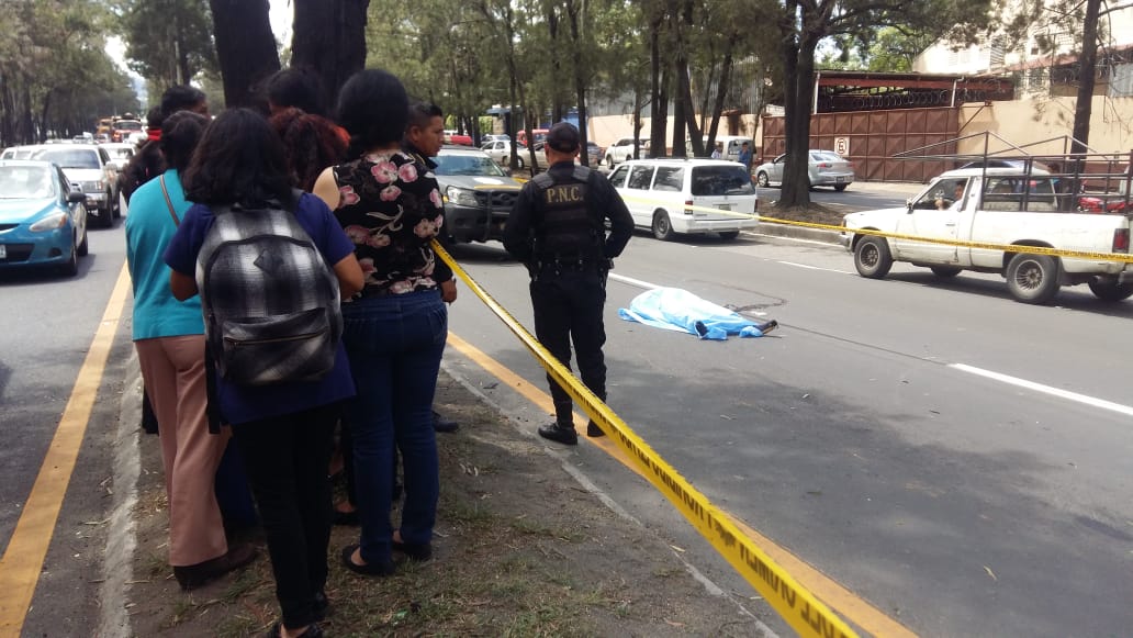 Curiosos observan el lugar donde murió arrollada una estudiante en el Anillo Periférico. (Foto Prensa Libre: Nimsi Rosales). 