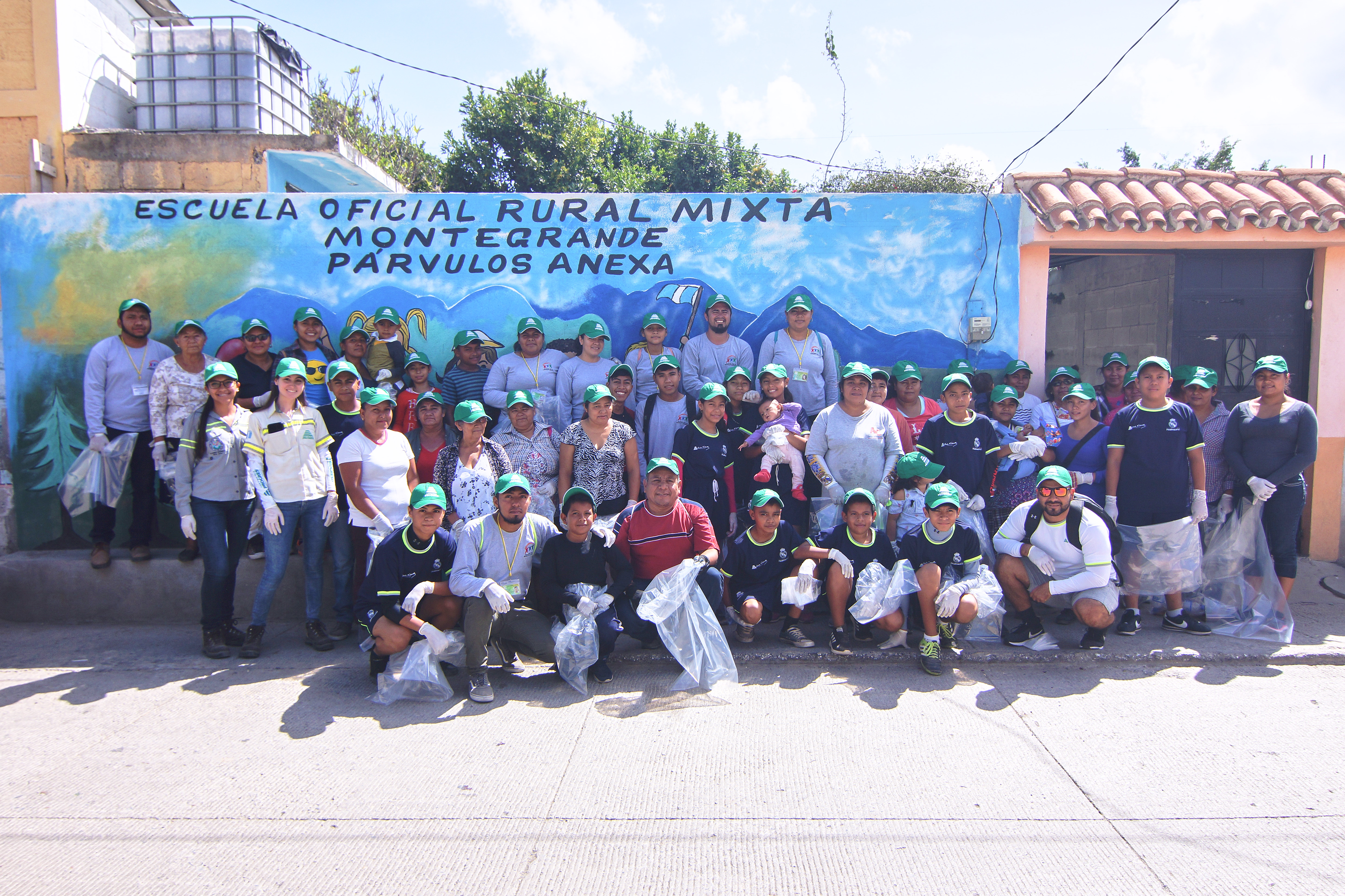 Un buen grupo de vecinos se unieron para limpiar su comunidad. (Foto Prensa Libre: cortesía Cempro)