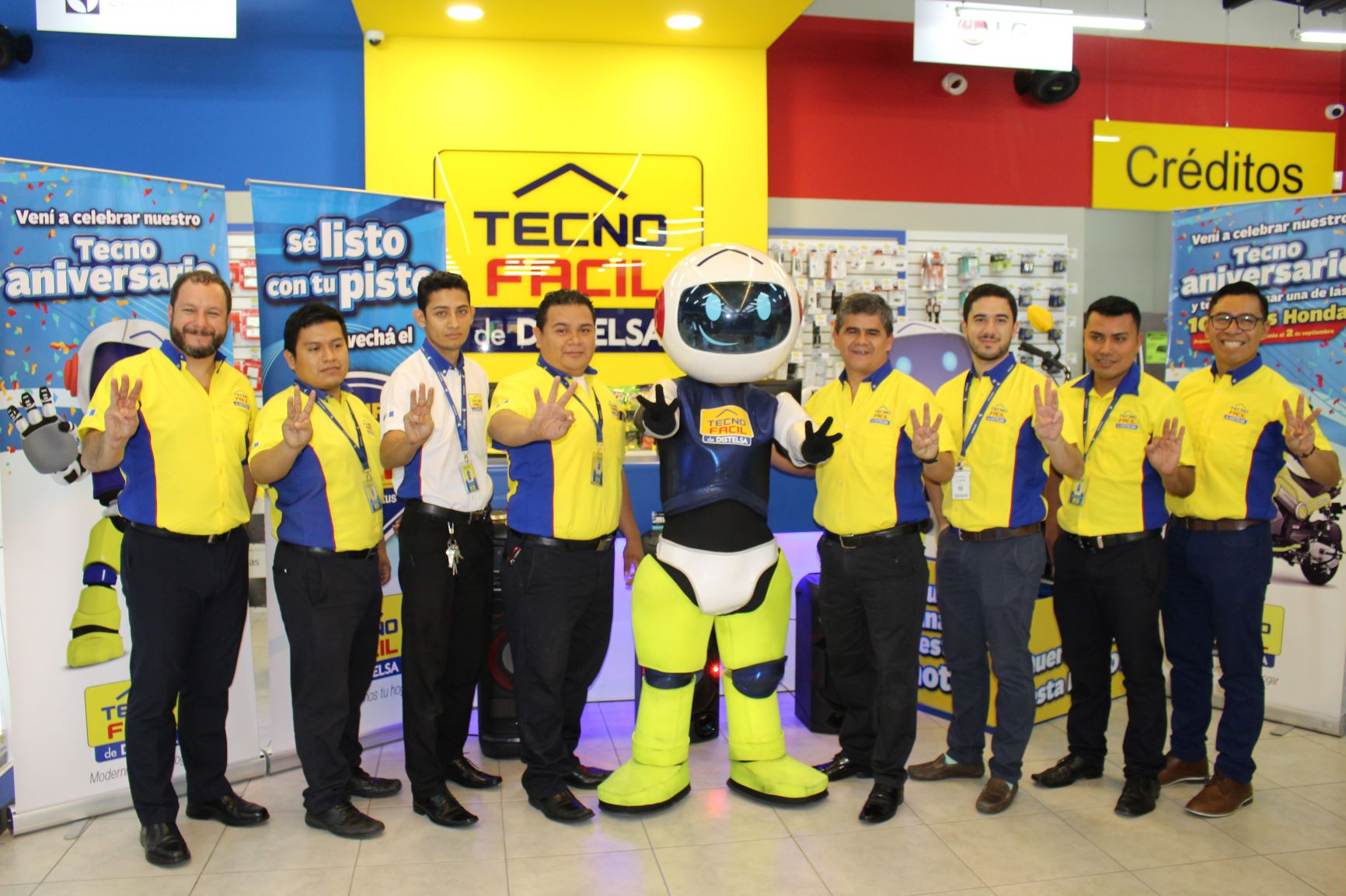 Directivos y trabajadores de Tecno Fácil celebraron el tercer aniversario. (Foto Prensa Libre: cortesía Tecno Fácil)