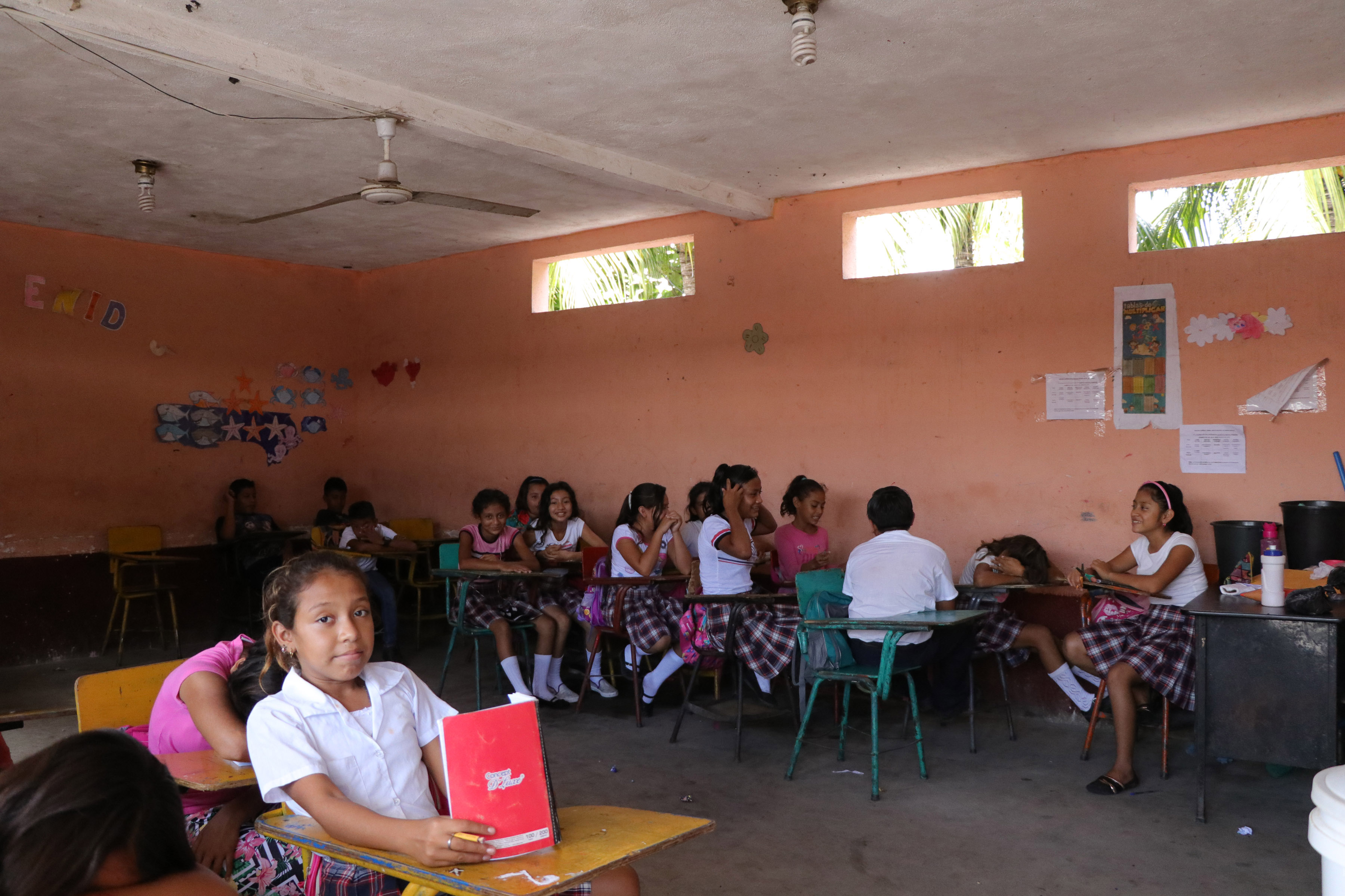 Los estudiantes son acomodados a los costados del aula para evitar peso en el centro. (Foto Prensa Libre: Carlos Paredes)