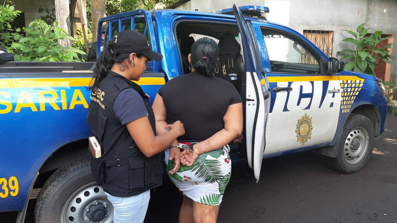 Policía traslada a Evelin Johana Valenzuela Juárez señalada de explotar sexualmente a su hija. (Foto Prensa Libre: PNC). 