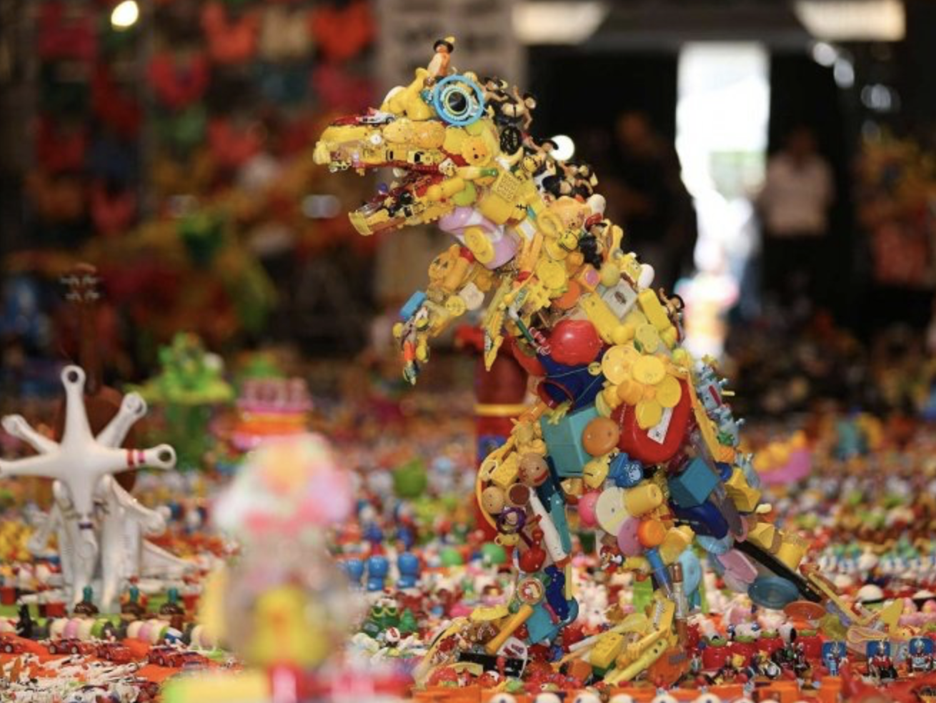 Hiroshi Fuji es un artista japonés que ideo un Parque Jurásico con juguetes de plástico desechados. (Foto Prensa Libre: EFE)