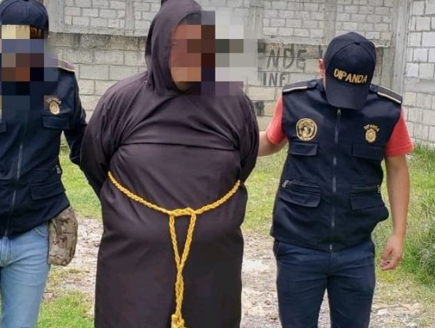 Agentes de la PNC custodian al presunto delincuente capturado en Quetzaltenango. (Foto Prensa Libre: PNC).