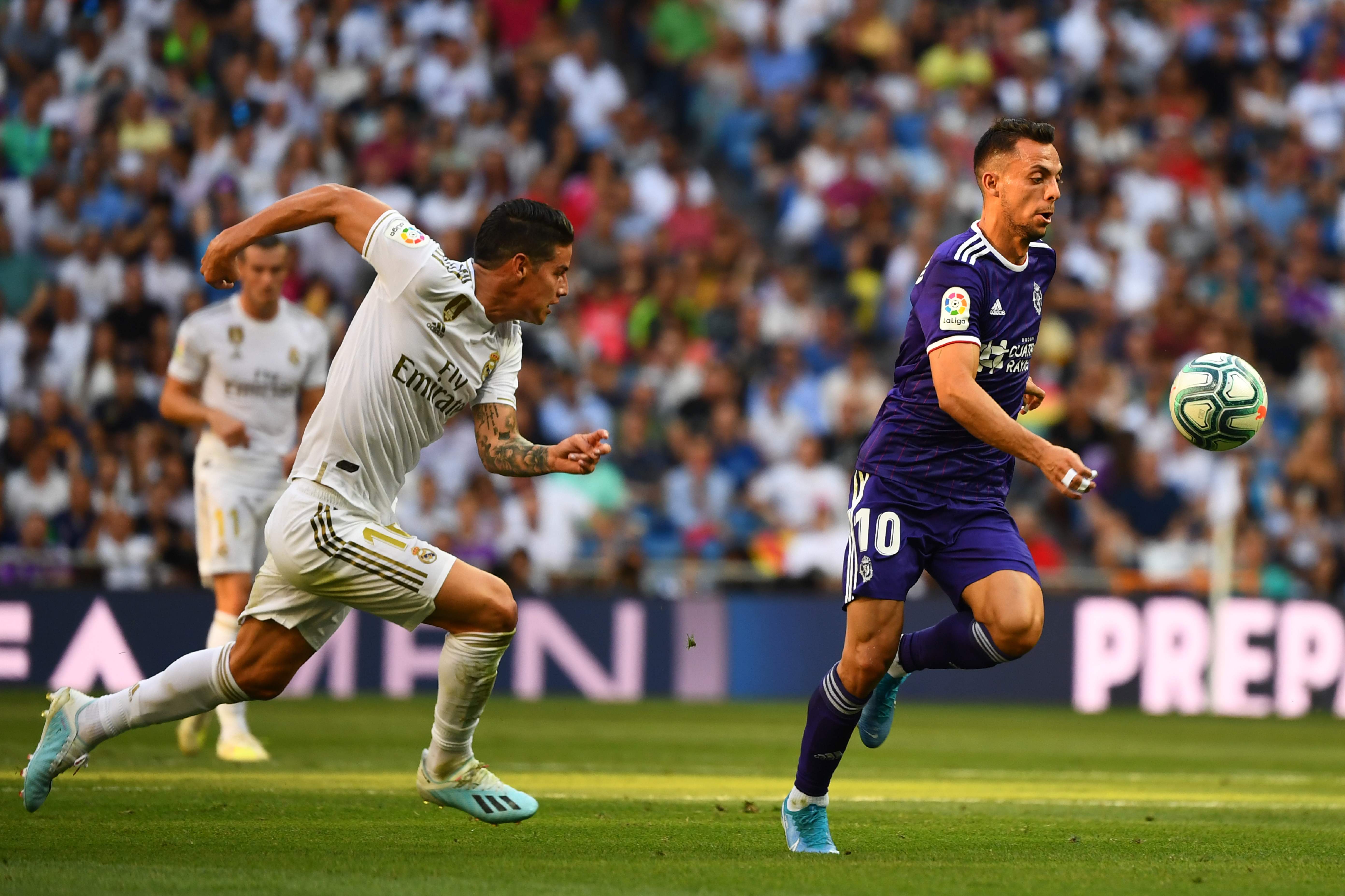 James Rodríguez en acción durante el partido frente al Valladolid. (Foto Prensa Libre: AFP)