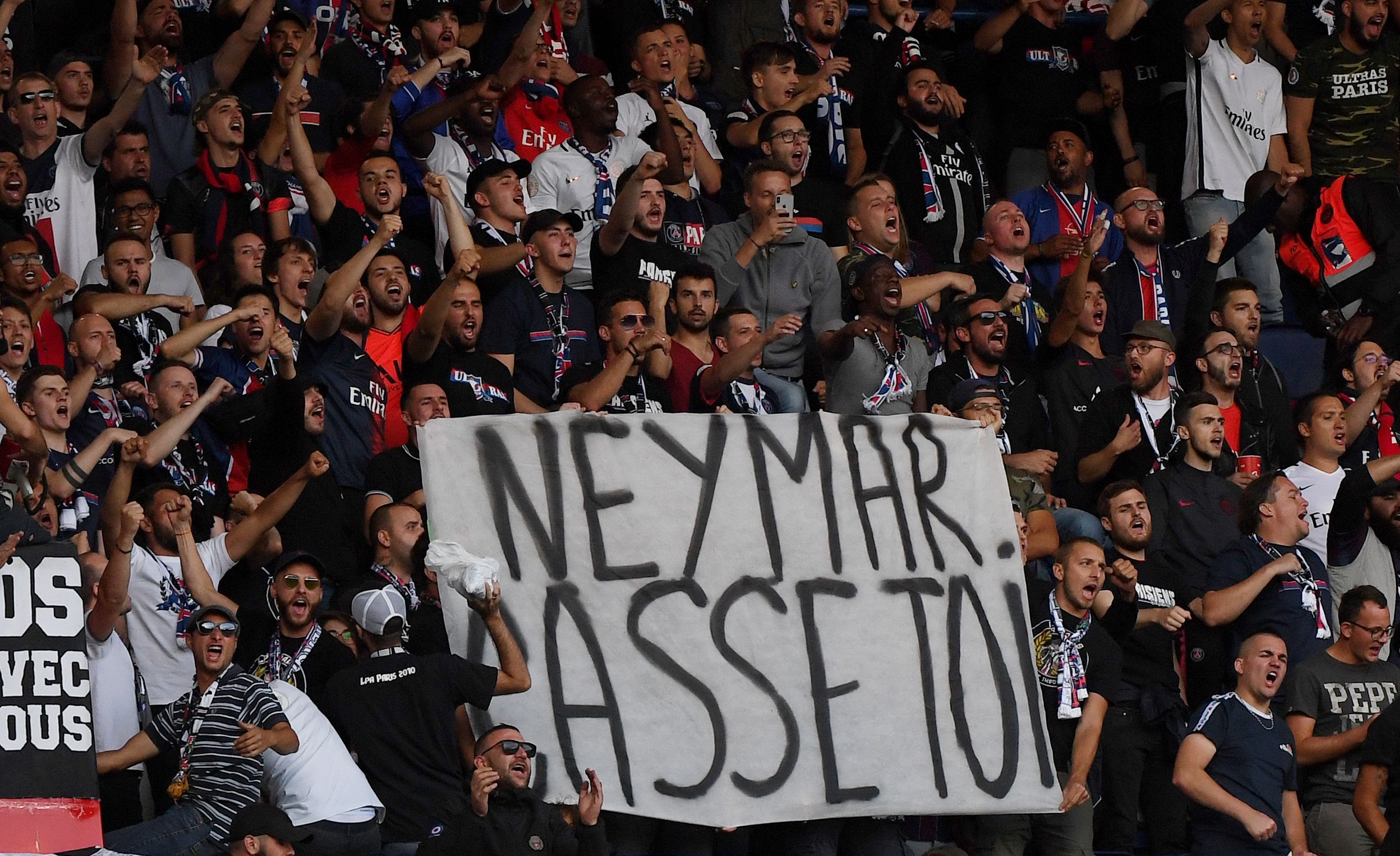 Los aficionados del PSG mostraron su descontento con el brasileño. (Foto Prensa Libre: AFP)
