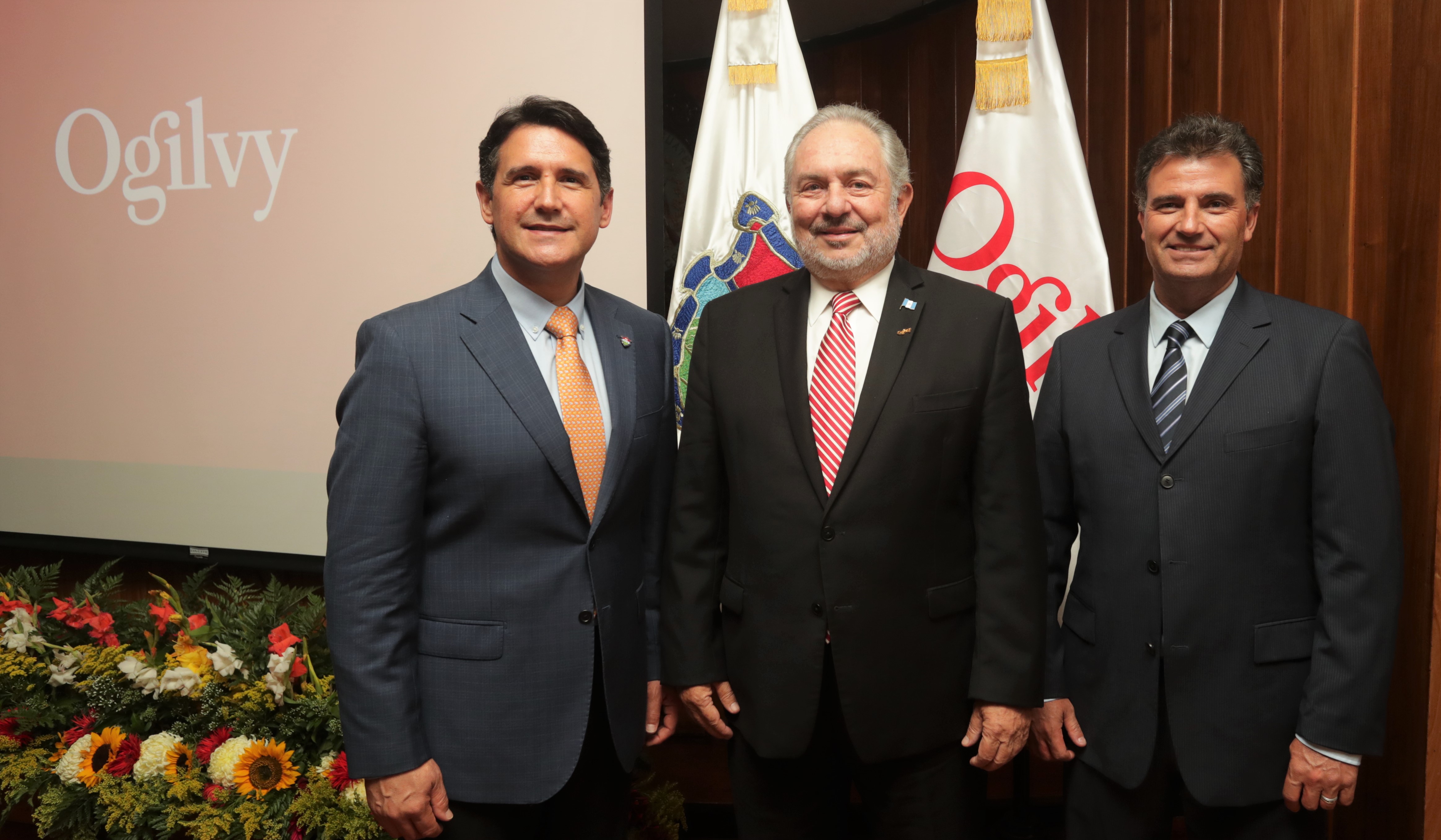  Alcalde Ricardo Quiñónez, Juan Mauricio Wurmser y Horacio Genolet, presidente de Ogilvy Latinoamérica.  (Foto Prensa Libre: Cortesía)