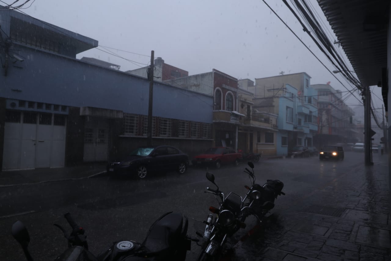 Fuerte lluvia en la zona 1 de la capital. (Foto Prensa Libre: Oscar Rivas). 