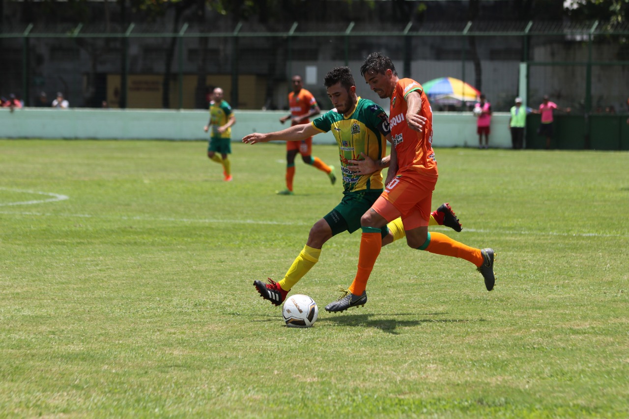 Acción durante el partido entre Siquinalá y Guastatoya. (Foto Prensa Libre: Carlos Paredes)