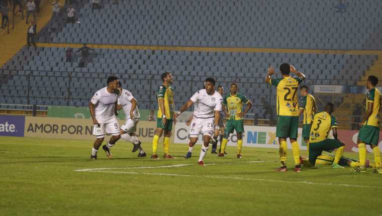 Gordillo puso el segundo gol el cual significó la victoria para los albos. (Foto Prensa Libre: Francisco Sánchez)