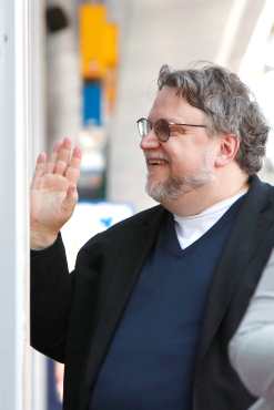 El cineasta mexicano Guillermo Del Toro saludó a sus admiradores mientras fue honrado en el Paseo de la Fama de Hollywood en Los Ángeles, California. (Foto Prensa Libre: EFE)