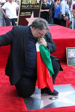 Guillermo del Toro develó su estrella y portó la bandera de México. (Foto Prensa Libre: EFE)