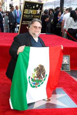 Guillermo del Toro asistió con la bandera de México y develó su estrella en el Paseo de la Fama de Hollywood. (Foto Prensa Libre: EFE)