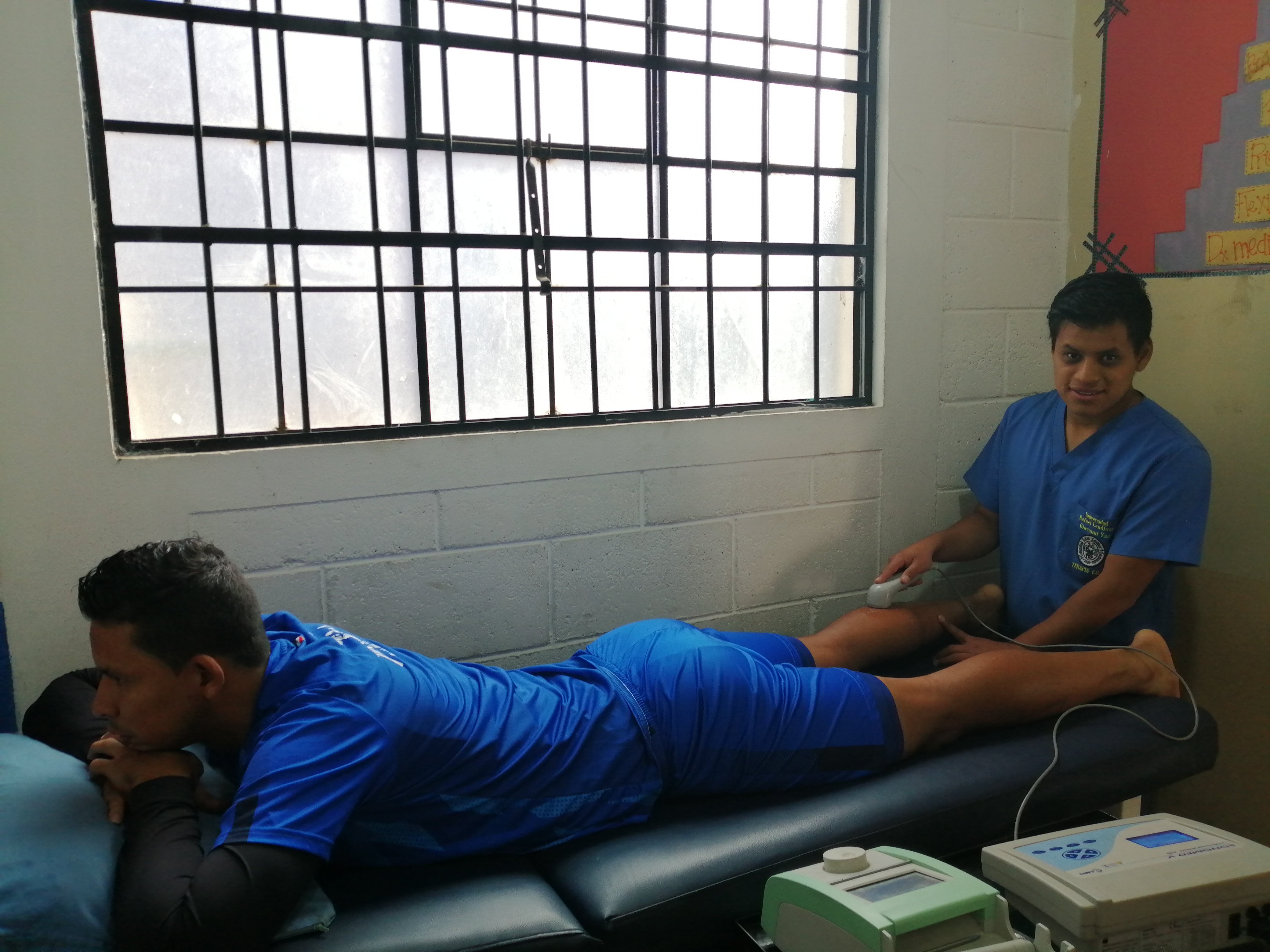 Giovanni Yac, de 23 años, realiza sus prácticas de la carrera de Fisioterapia en el Club Xelajú MC.  (Foto Prensa Libre: María Longo) 