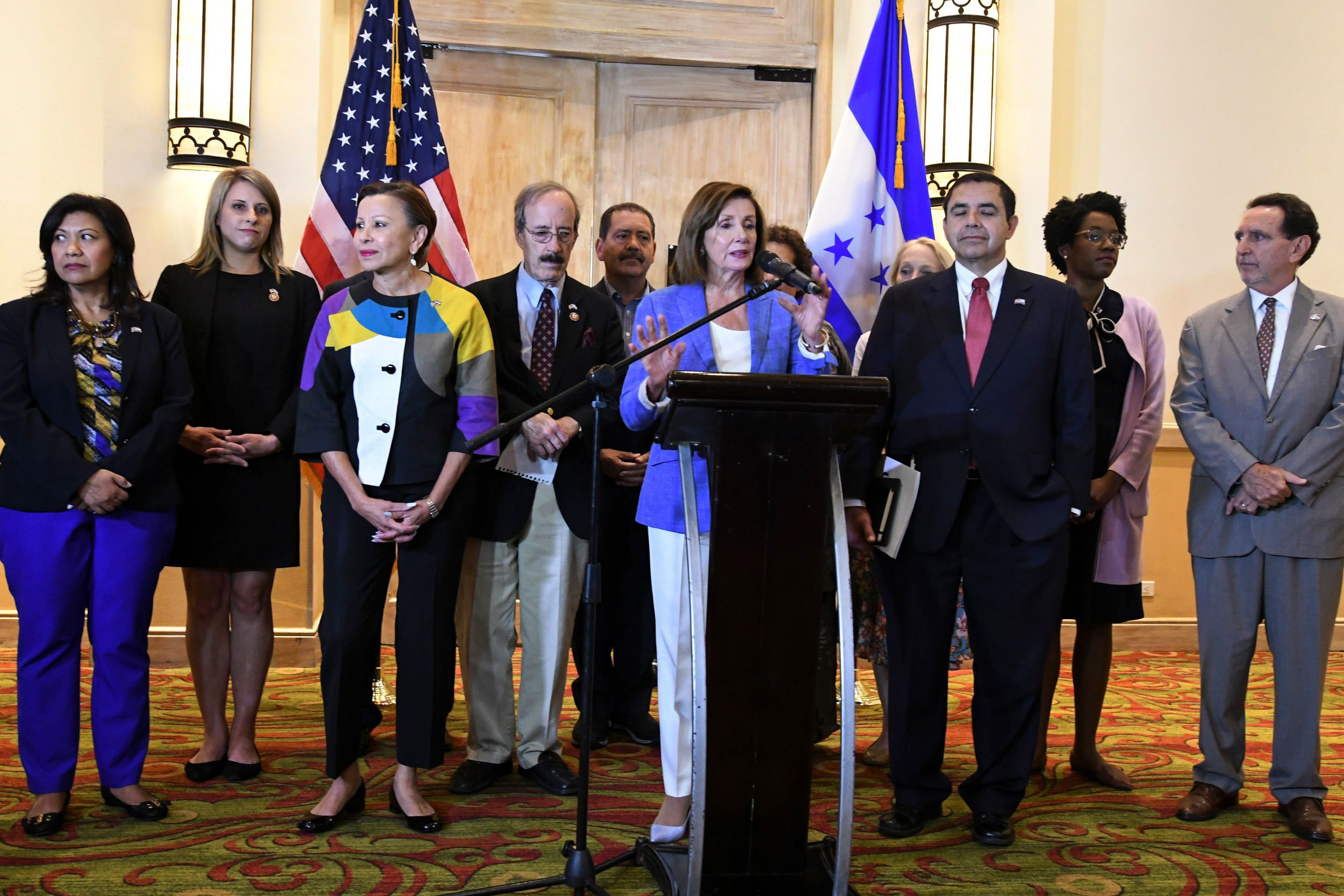 Acompañada por congresistas estadounidenses, la presidenta de la Cámara de Representantes de Estados Unidos, Nancy Pelosi -al frente- brinda conferencia de prensa en Honduras. (Foto Prensa Libre: AFP)