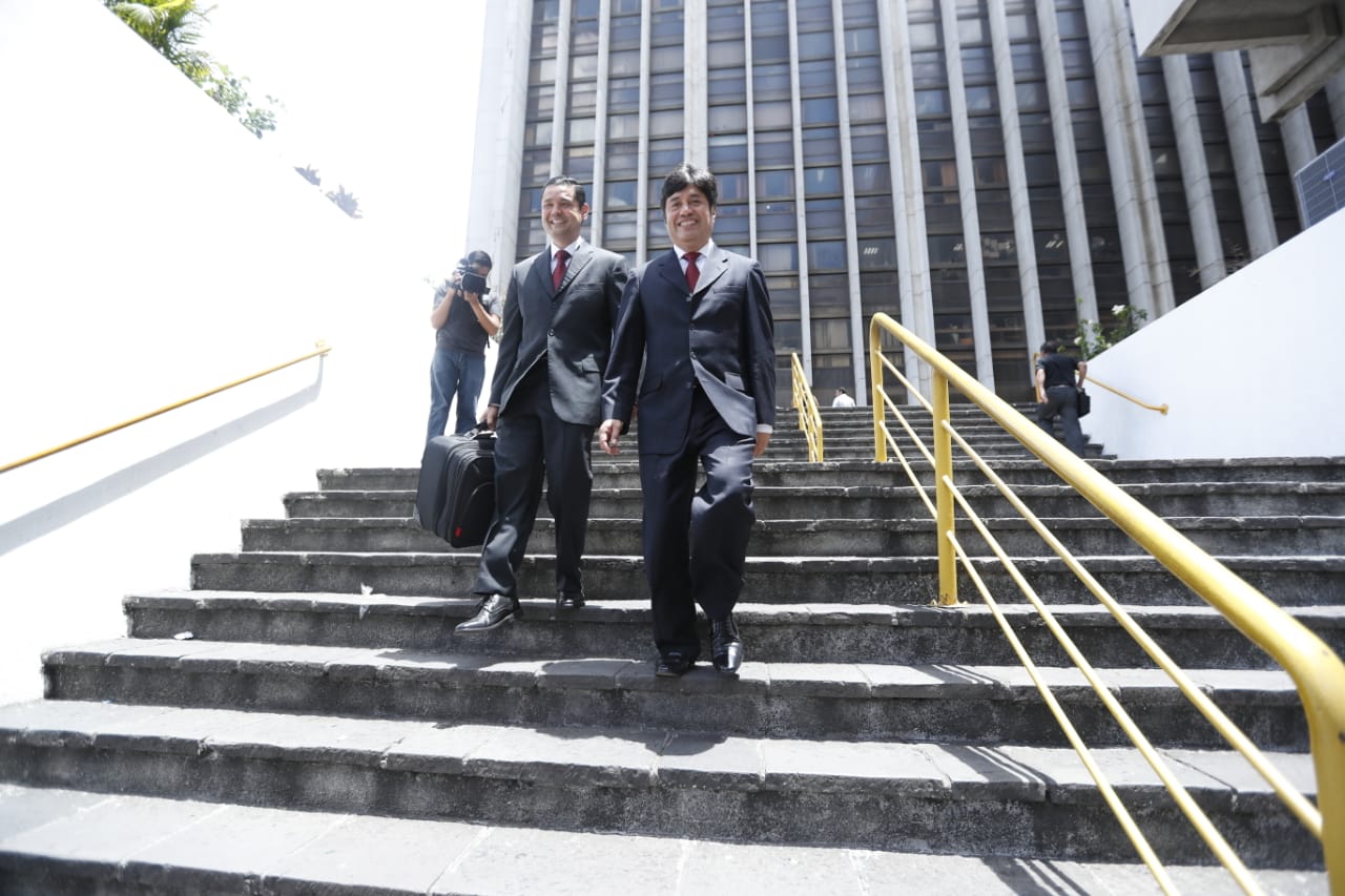 El diputado Haroldo Quej sale de la Torre de Tribunales, luego de haber expuesto sus pruebas de descargo por antejuicio en su contra. (Foto Prensa Libre: Esbin García)