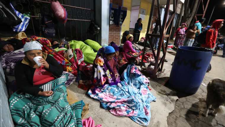 Familiares de pacientes esperan en las afueras del HRO, donde la temperatura desciende por las noches y madrugas. (Foto Prensa Libre: Mynor Toc)