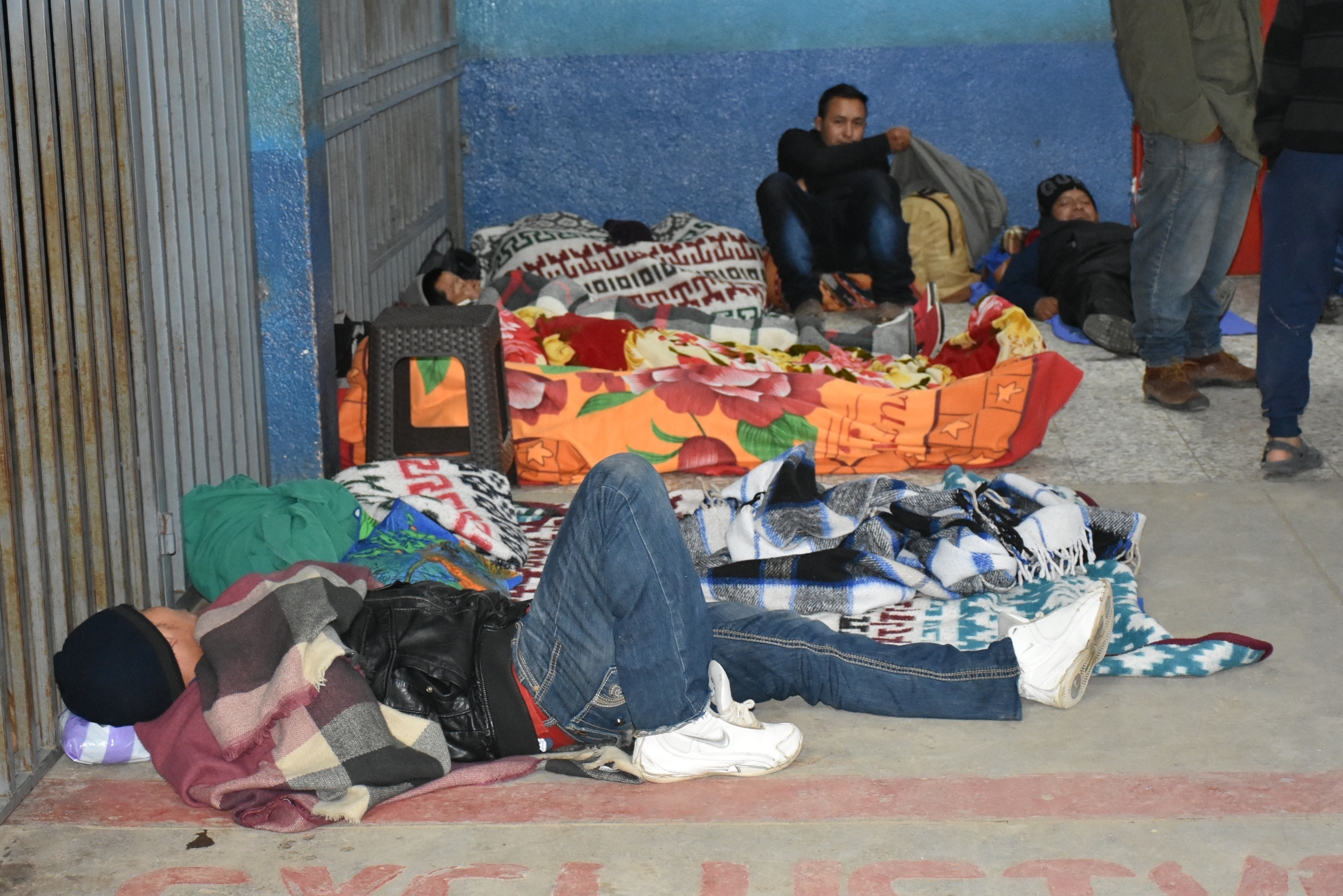 Familiares de pacientes duermen en las afueras de la emergencia de Hospital Regional del Quiché. (Foto Prensa Libre: Héctor Cordero)