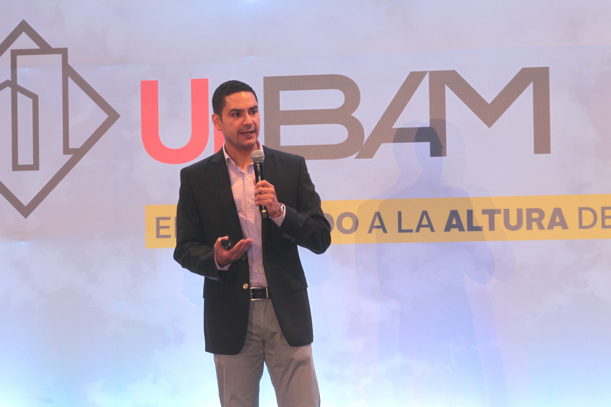 El ingeniero Ernesto Calzia, gerente general de la empresa Rodio Swissboring, fue el encargado de impartir la charla. (Foto Prensa Libre: Norvin Mendoza)