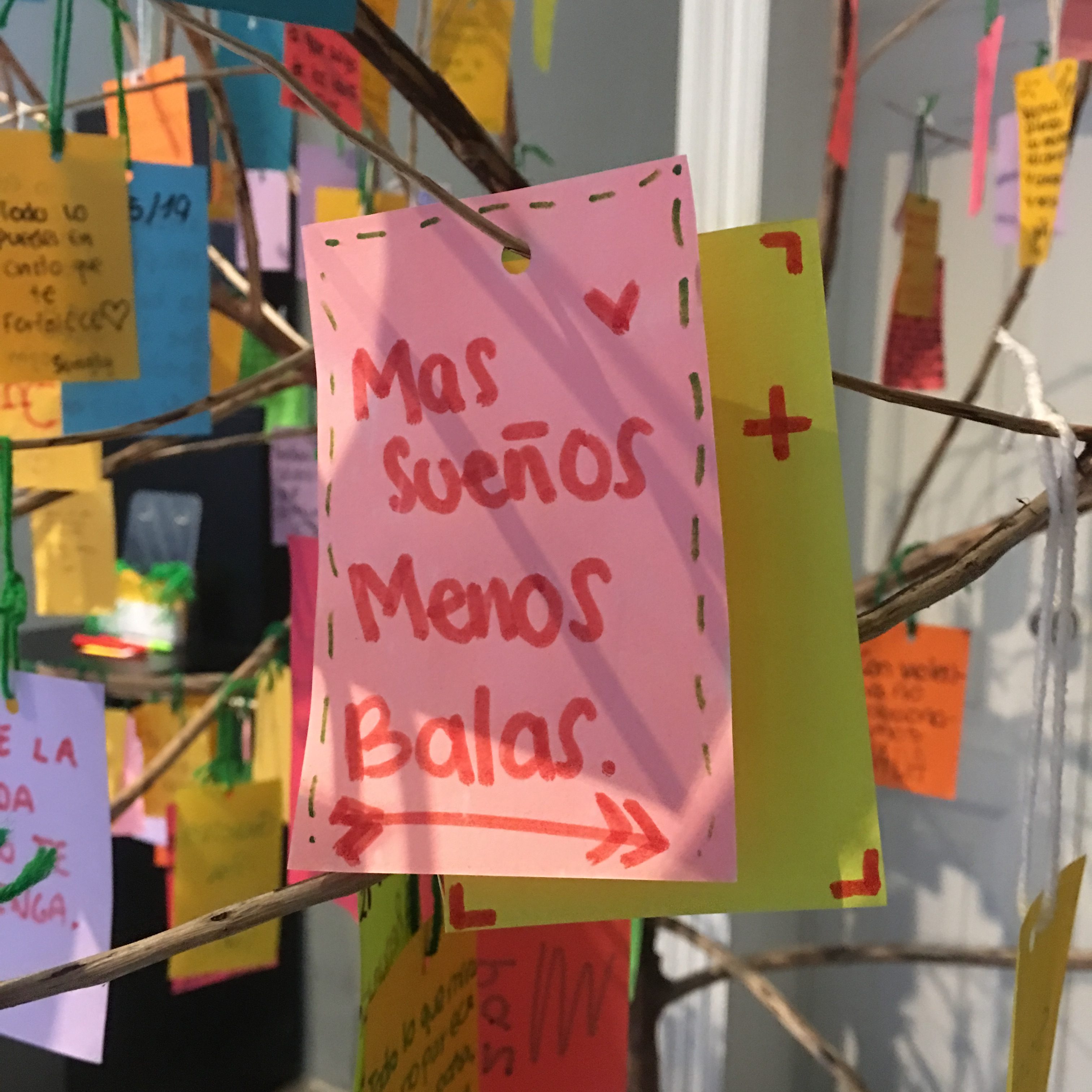 "Más sueños, menos balas", uno de los mensajes de paz y tolerancia en el Árbol de la Vida del Museo del Holocausto en Guatemala. (Foto Prensa Libre: Daniel Guillén Flores)