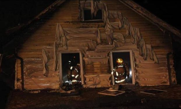 Bomberos de la ciudad de Erie sofocan el fuego en el interior de la guardería. (Foto Prensa Libre: AFP). 