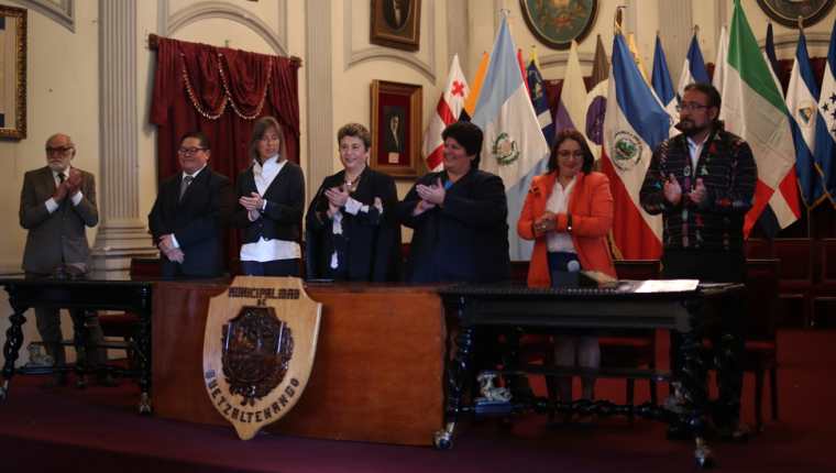 Autoridades de ambas universidades se reunieron en Xela para firmar el convenio. (Foto Prensa Libre: María Longo) 