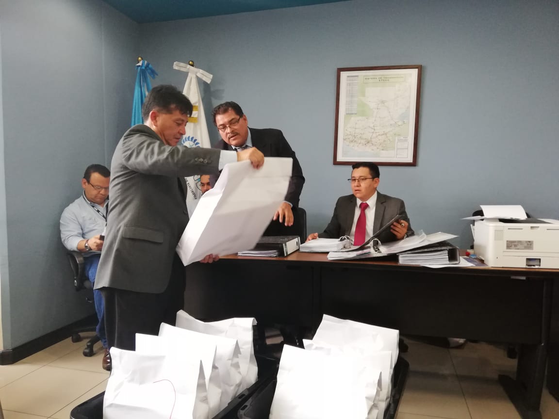 La Junta Licitadora del Inde recibe las ofertas para el proyecto de compra de energía solar. (Foto Prensa Libre: Rosa María Bolaños)