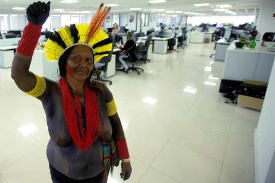 Cientos de mujeres de diversas tribus indígenas iniciaron una jornada de protestas en Brasilia, donde exigieron al Gobierno del ultraderechista Jair Bolsonaro más atención sanitaria en sus territorios, que consideran "amenazados" por sus políticas. Foto Prensa Libre: EFE