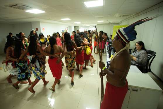 Mujeres indígenas de diversos grupos étnicos invaden una oficina del Ministerio de Salud durante la Marcha de las Mujeres Indígena ayer en Brasilia. Foto Prensa Libre: EFE