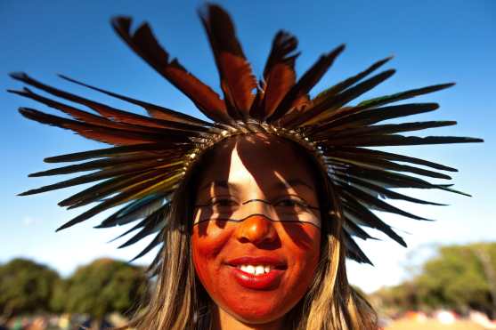 Con sus rostros pintados resaltaron a sus pueblos originarios. Foto Prensa Libre: EFE