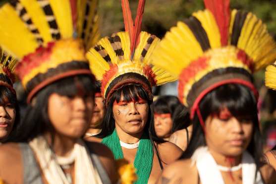Según las consignas de la marcha, el presidente de Brasil estaría cediendo espacios a compañías mineras y éstas pondrían en peligro a pueblos indígenas. Foto Prensa Libre: EFE