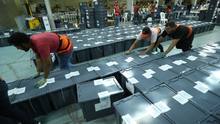 Los colaboradores del TSE embalan el material electoral que fue enviado en la primera vuelta de elecciones a los centro de votación. (Foto Prensa Libre: Hemeroteca PL) 