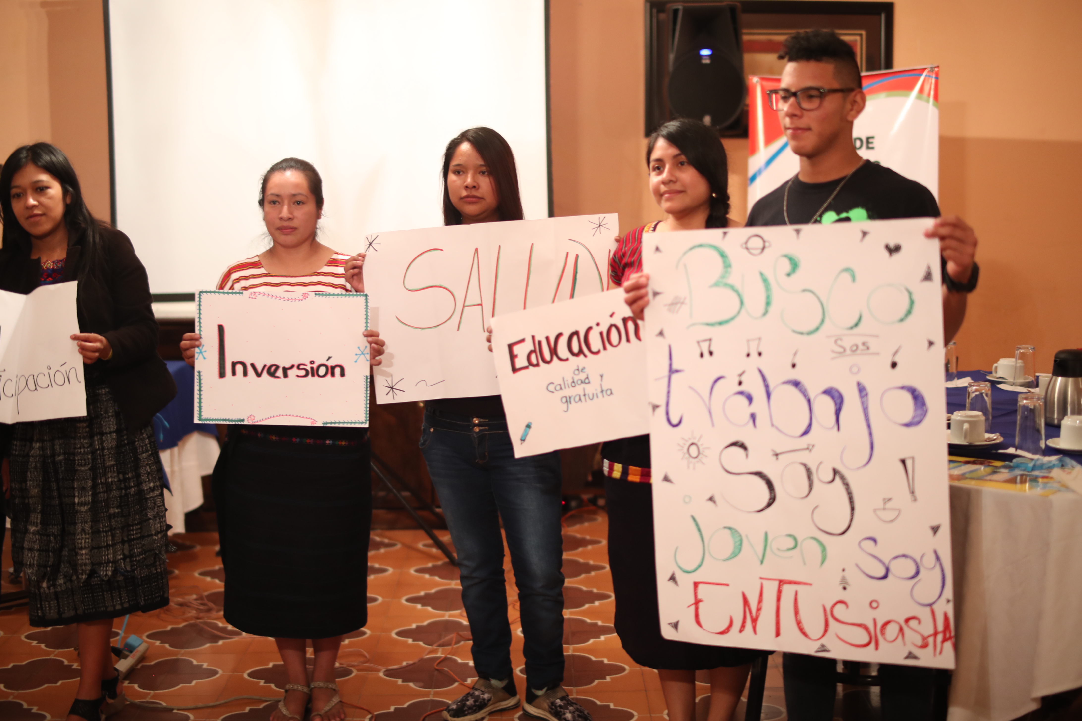 Jóvenes expusieron las necesidades y  promesas que hicieron los candidatos y que ahora deben cumplir. (Foto Prensa Libre: María Longo) 