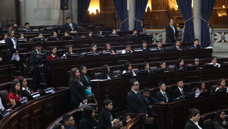 Jóvenes diputados por un día en sesión en el Congreso de la República. (Foto Prensa Libre:  Erick Ávila).