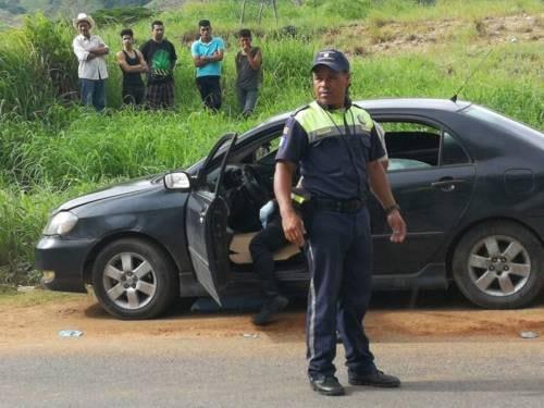El vehículo en el que se conducían el niño y su mamá quedó estacionado a un lado de la carretera. (Foto Prensa Libre: NotiSur)