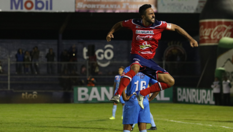 El delantero mexicano Carlos Kamiani Félix festeja el gol que le anotó a Sanarate. (Foto Prensa Libre: Raúl Juárez)