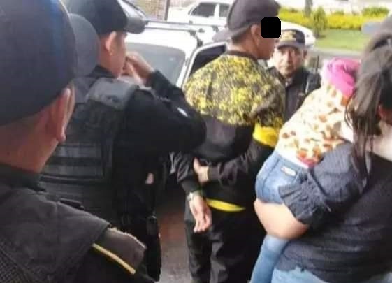 Agentes de la Policía Nacional Civil trasladan a uno de los detenidos a los juzgados. (Foto Prensa Libre: Cortesía) 