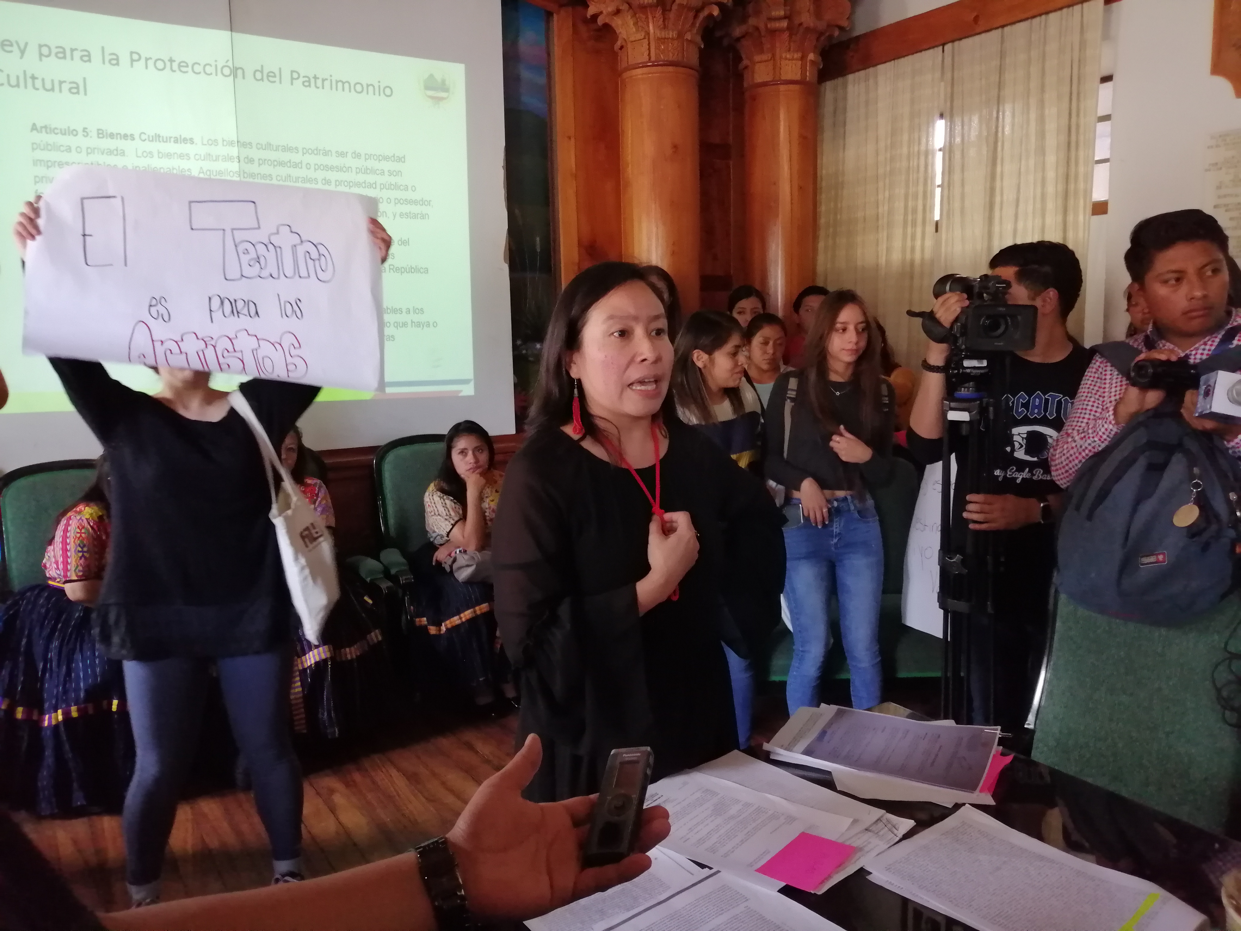 Vanesa Rivera, administradora del teatro, señaló que los concursos de belleza realizados en el Teatro Municipal de Quetzaltenango han provocado daños al edificio. (Foto Prensa Libre: María Longo) 