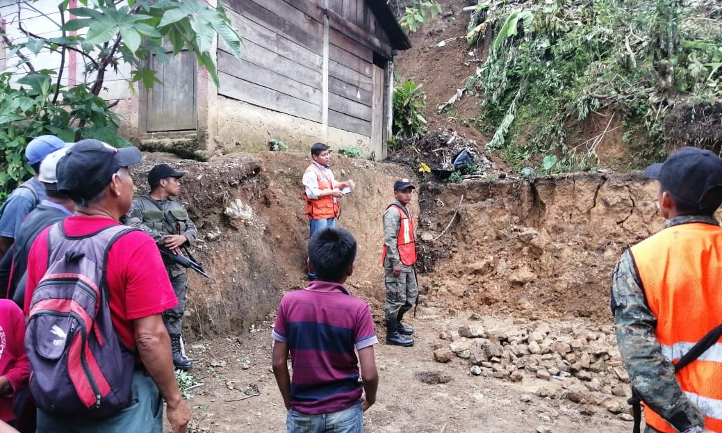 Pobladores de Tamahú, persona de Conred  y soldados del Ejército Nacional verifican daños por derrumbe. (Foto Prensa Libre: Cortesía) 