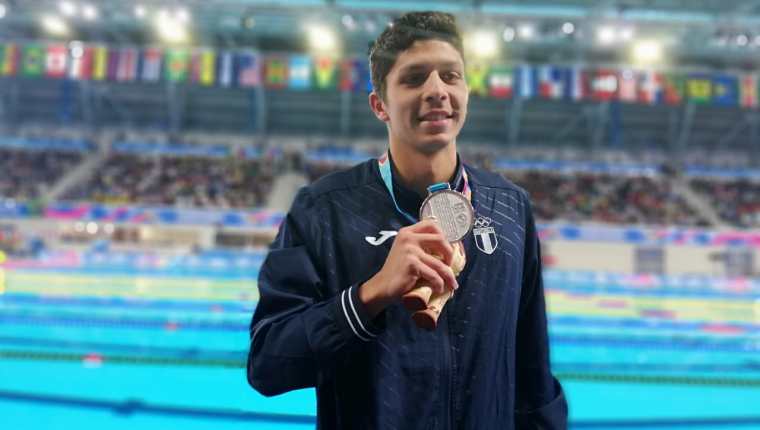 El nadador guatemalteco Luis Carlos Martínez posa con la medalla de plata que conquistó en Lima 2019. (Foto Prensa Libre: Carlos Vicente).