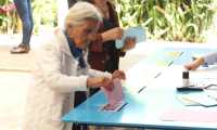 Los guatemaltecos acuden este domingo 16 de junio a las urnas para elegir a sus autoriades. (Foto Prensa Libre: EFE) 