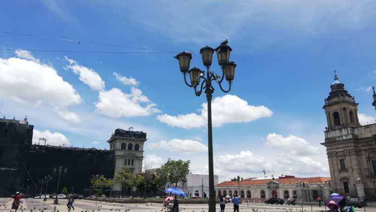 Según la dirección del Centro Histórico, se colocarán más luminarias en la Plaza de la Constitución. (Foto Prensa Libre: José Patzán) 