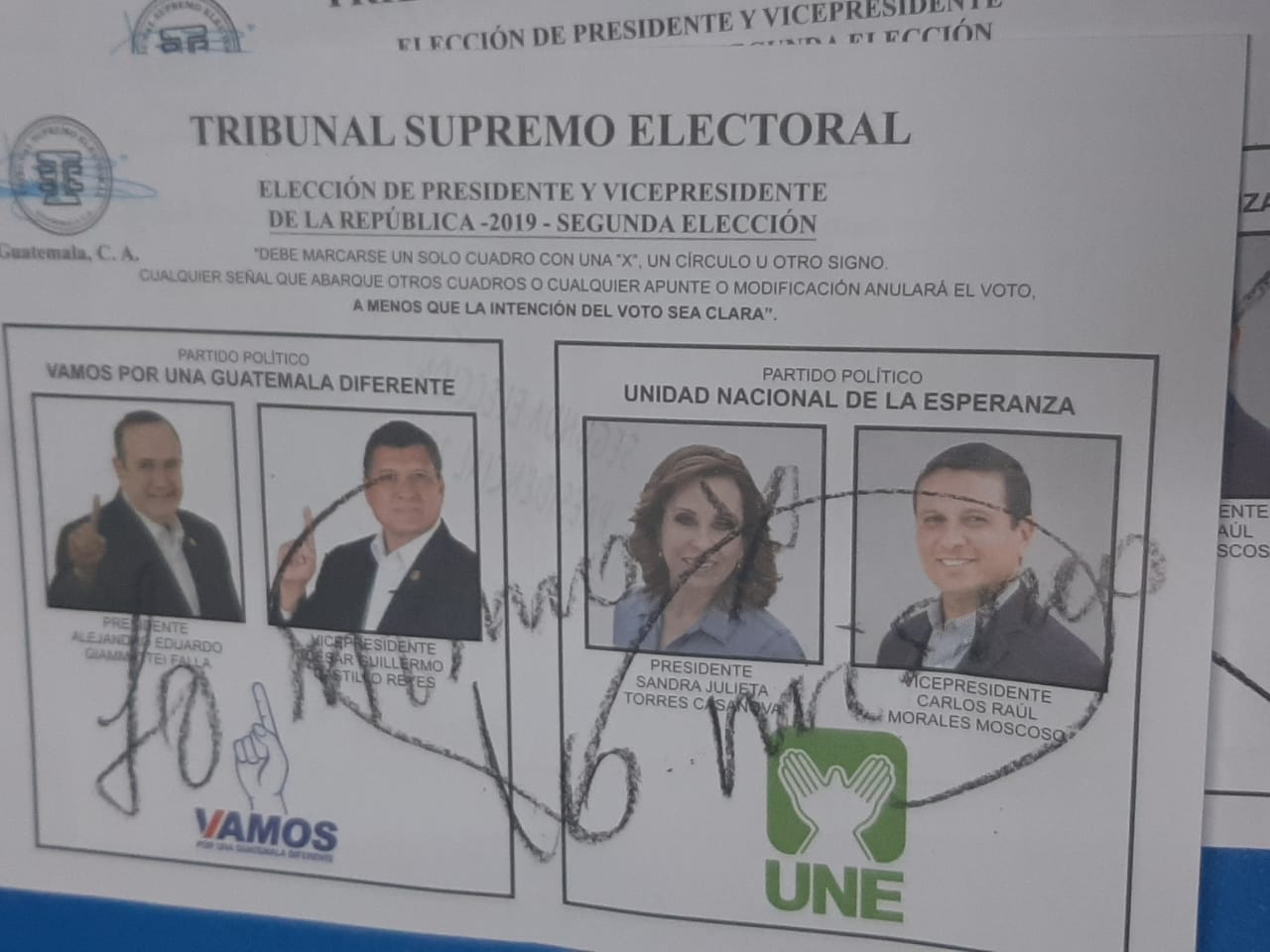 Un votante escribió "lo mismo, lo mismo" en la papeleta de elección a presidente de Guatemala en la segunda vuelta. (Foto Prensa Libre: Andrea Domínguez)