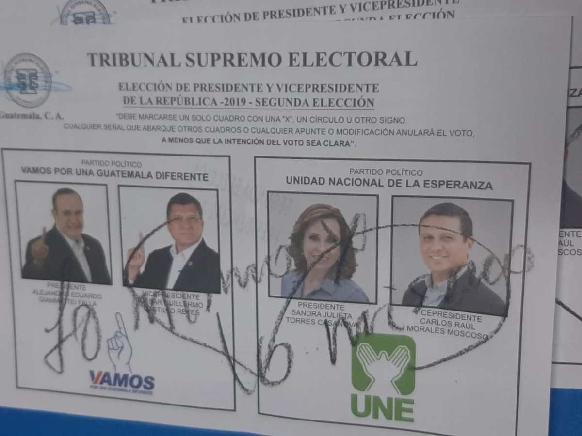 Guatemaltecos que votaron nulo expresan su inconformidad con mensajes en las papeletas