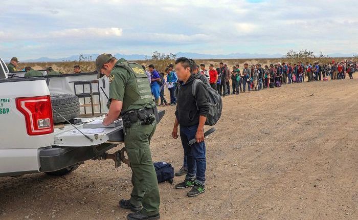 Una fila de migrantes espera a entregarse a la Patrulla Fronteriza de Estados Unidos. Foto del año pasado cuando hubo una explosión de migrantes en esa frontera. (Foto tomada de cbp.gov)