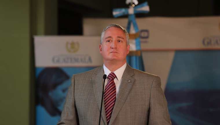 El ministro de Gobernación, Enrique Degenhart, da declaraciones luego de un gabinete de gobierno. (Foto Prensa Libre: Dadiana Cabrera).