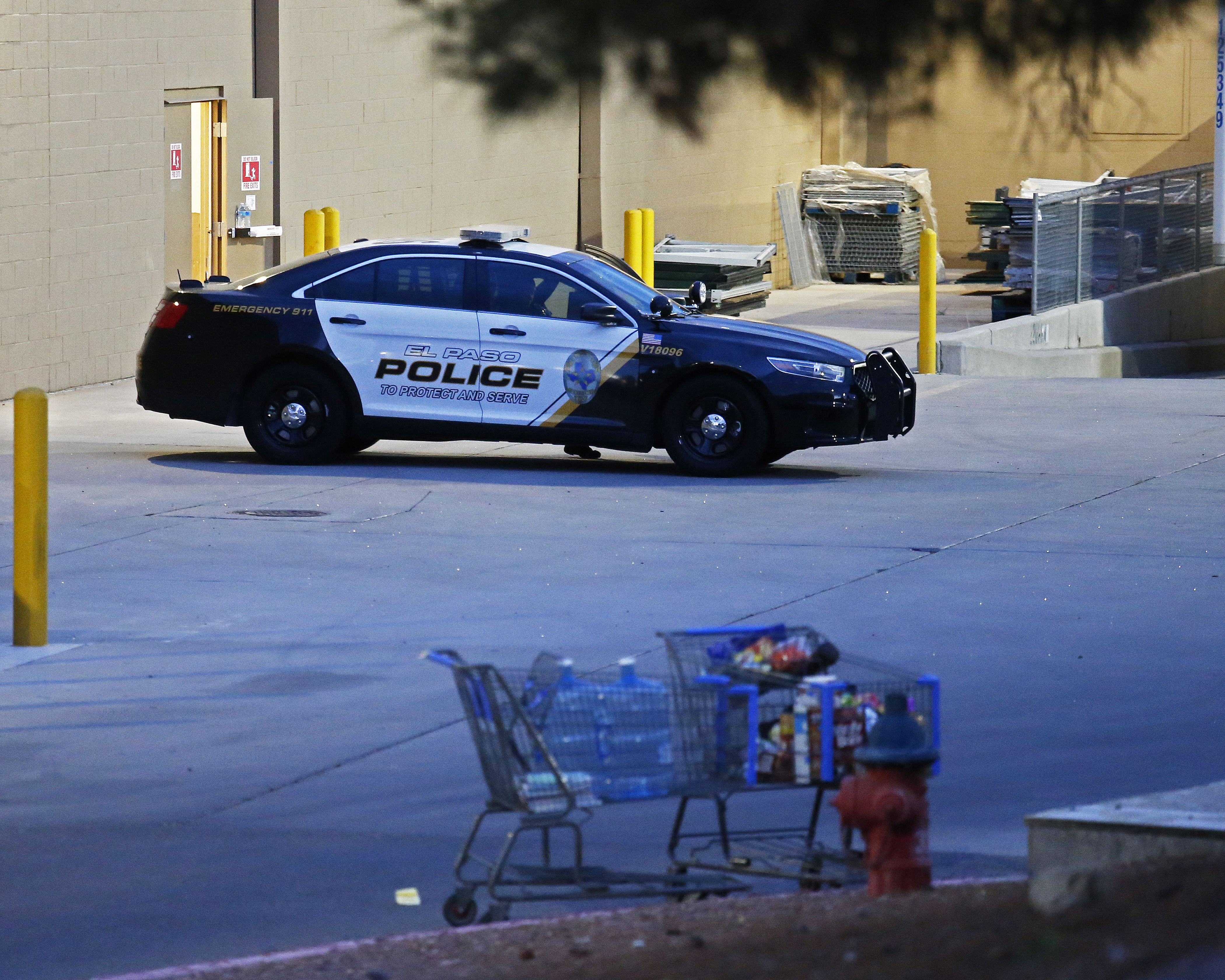 Agentes de la Policía de El Paso, Texas, resguardan los alrededores de un centro comercial donde ocurrió una balacera que dejó al menos 20 muertos, el sábado 3 de agosto. (Foto Prensa Libre: EFE)