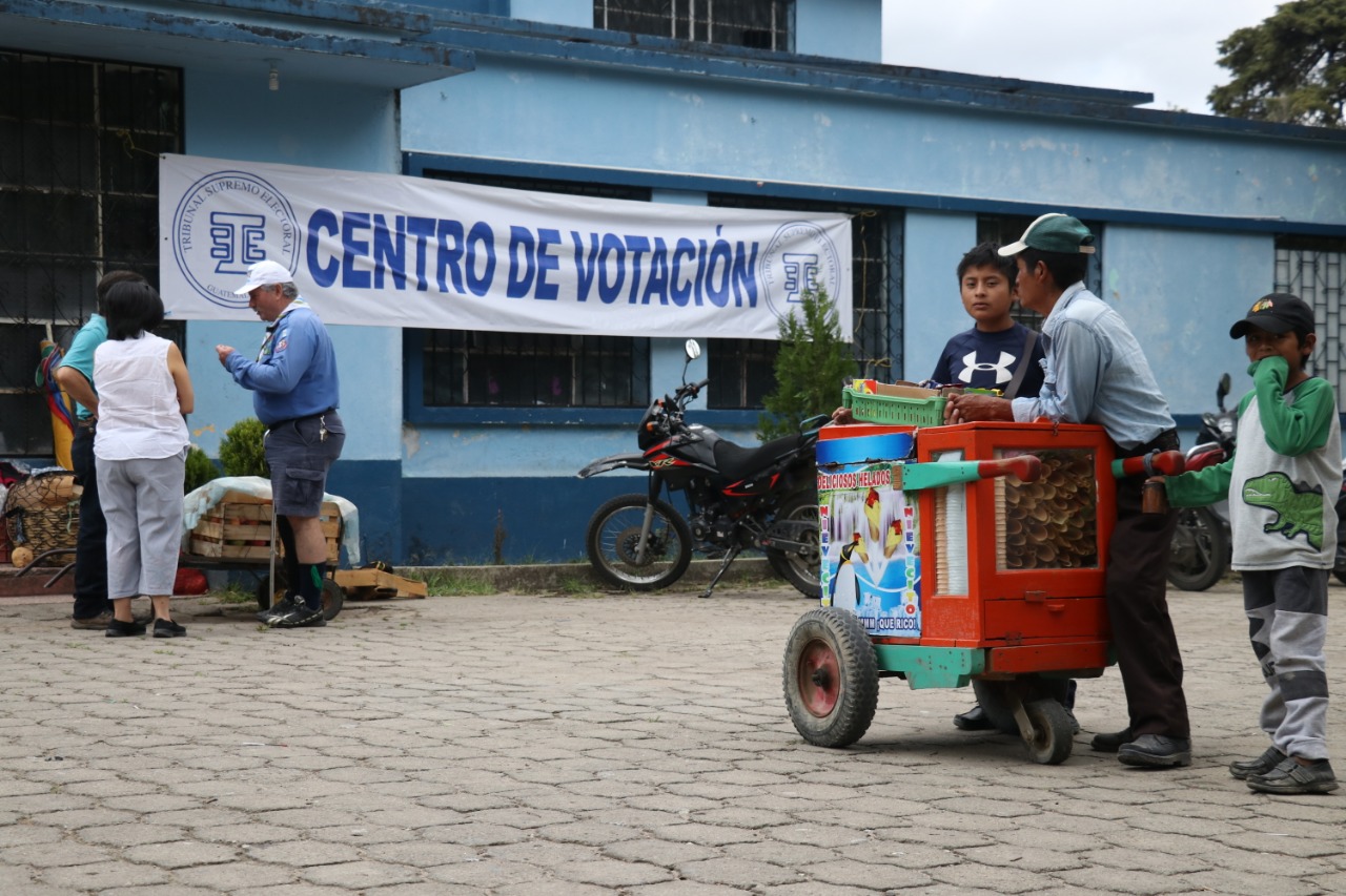 Un vendedor de helados espera por compradores afuerta de un centro de votación en Huehuetenango. (Foto Prensa Libre: Mike Castillo)