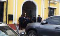 Autoridades durante los cateos en la comuna de Escuintla por posible acto de corrupción. (Foto Prensa Libre: Enrique Paredes)